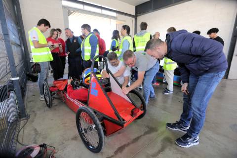 Inspección de un vehículo en la última competición de Greenpower.